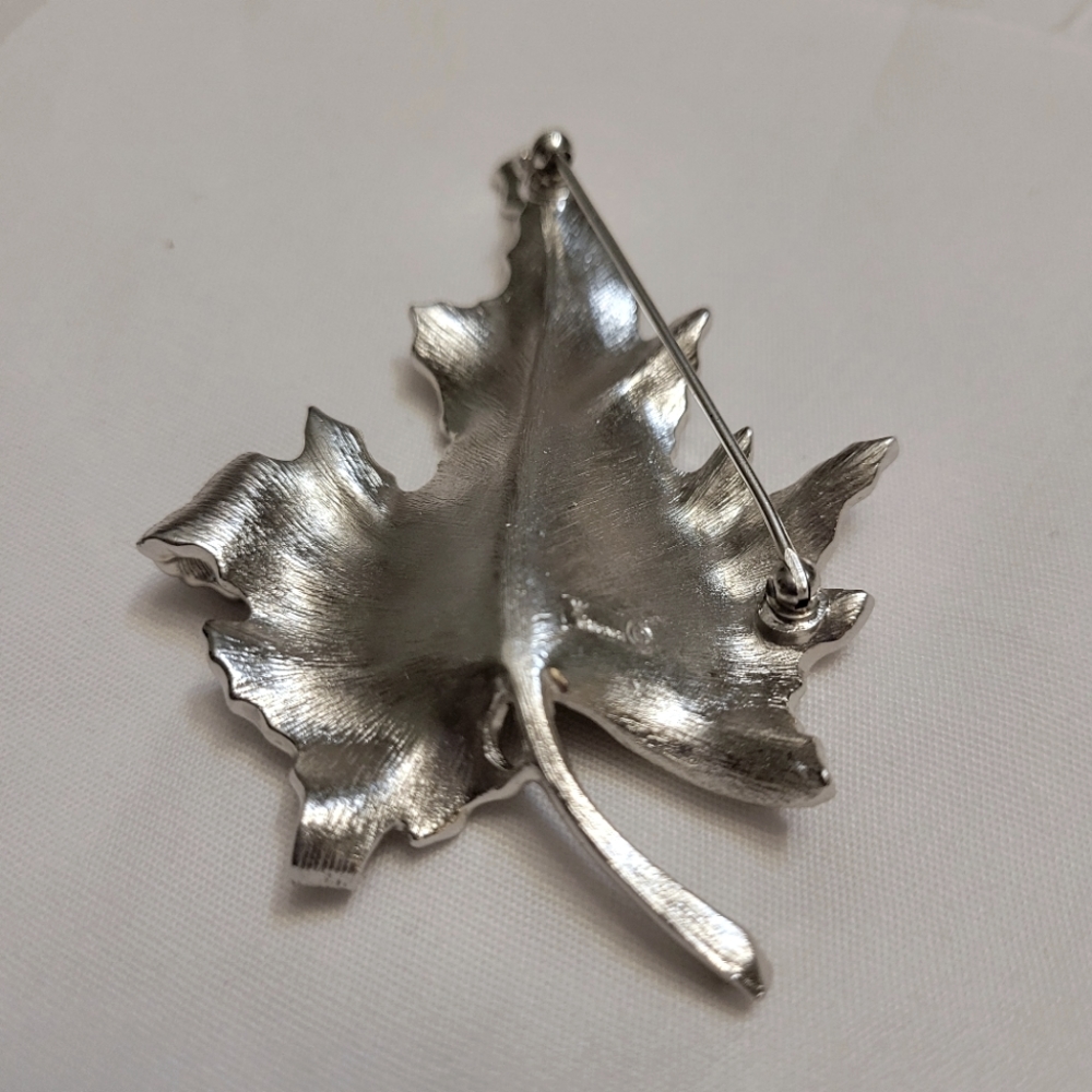 Vintage Crown Trifari Leaf Brooch - Picture 2 of 6